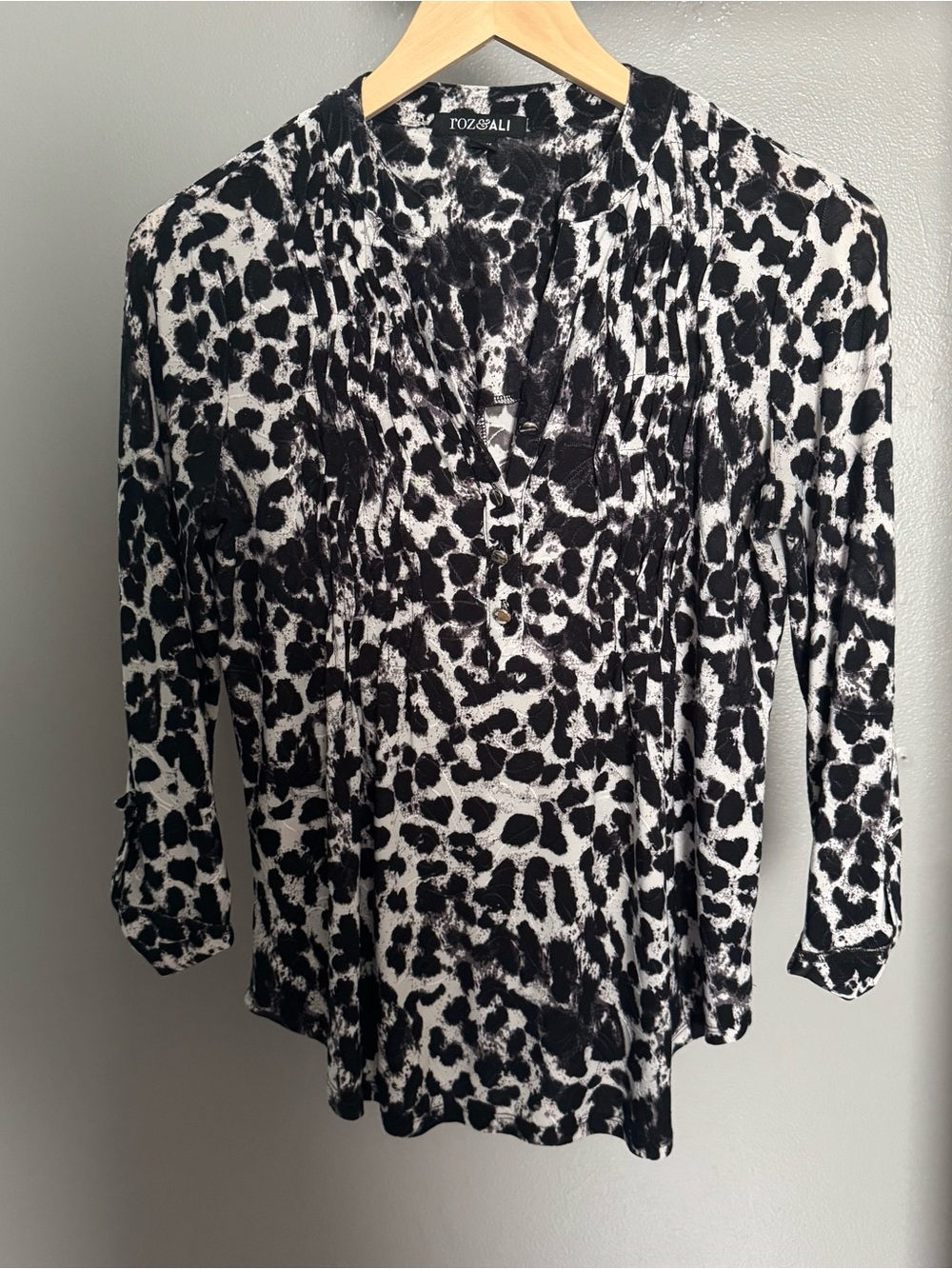 Roz & Ali Black and White Animal Print V-Neck Blouse